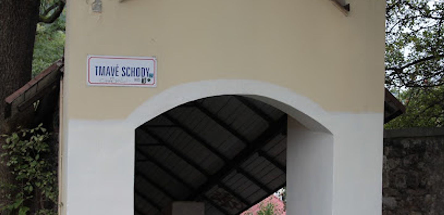 Tmavé schody