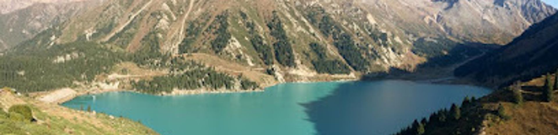 Порно көру: Ол кискасын аузына салып отырды.