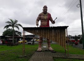 Monumento Indígena Tsáchila con Marimba