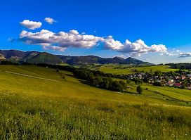 Hojdačka a lavička nad obcou Trnové