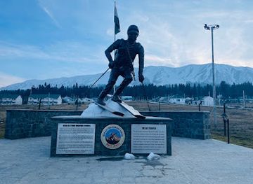 india/gulmarg/attraction/ski-trooper-statue