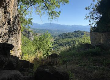 albania/kurbin/attraction/shpella-e-nezirit