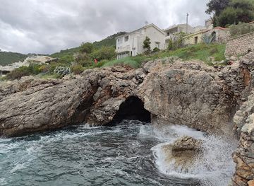 montenegro/ulcinj/attraction/small-cove-cave