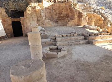 israel/masada/attraction/lot-s-cave