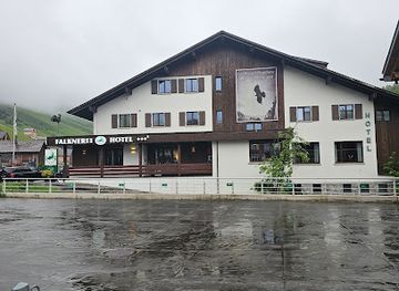 liechtenstein/furstensteig/attraction/falknerei-galina