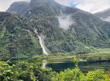 new-zealand/fiordland-national-park/attraction/helena-falls