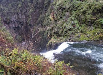 oregon/hood-river/attraction/skoonichuk-falls