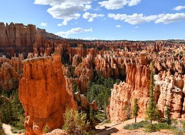utah/bryce-canyon-national-park/attraction/peekaboo-loop-hat-shop-and-under-the-rim-trail-trailhead