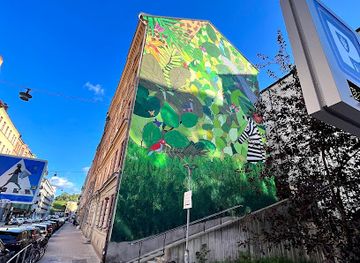 sweden/stockholm/vasastan/attraction/house-mural-painting-jungle-life