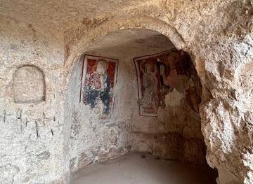 italy/puglia/attraction/chiesa-rupestre-di-madonna-delle-tre-porte