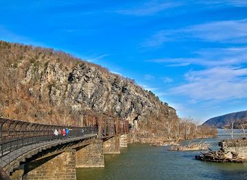 west-virginia/harpers-ferry-national-historical-park/attraction/footbridge-to-c-o-canal-and-maryland-heights