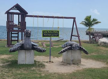 belize/crooked-tree-wildlife-sanctuary/attraction/the-belize-sign-monument