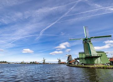 netherlands/zaanstreek/attraction/windmill-boats-dock-boat-tour