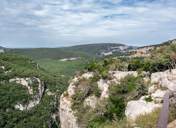 france/ardèche-gorges/attraction/point-de-vue-sur-les-gorges-de-l-ardeche