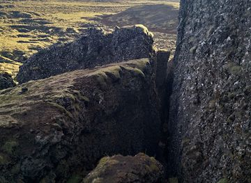 iceland/southern-peninsula/attraction/lambafellsgja