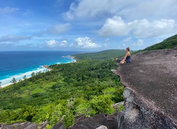seychelles/praslin/attraction/rocher-romeo-et-juliette
