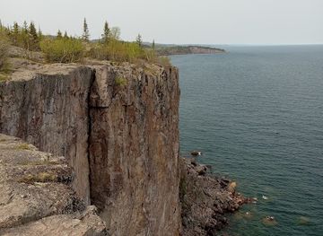 minnesota/tettegouche-state-park/attraction/palisade-head-trailhead-and-parking