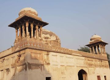 pakistan/lahore/attraction/tomb-of-dai-anga