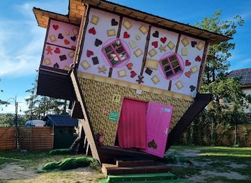 poland/słowiński-national-park/attraction/dom-do-gory-nogami-leba