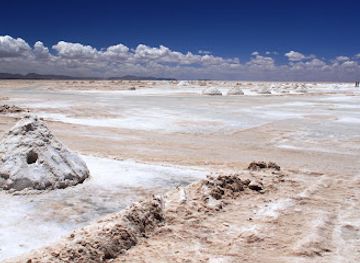 bolivia/salar-de-uyuni/attraction/produccion-de-sal-en-el-uyuni-de-salar