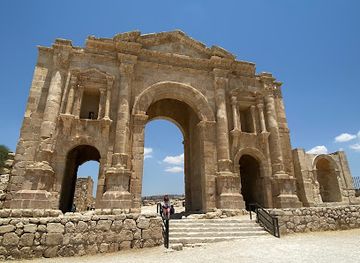 jordan/jerash/attraction/north-tetrapylon