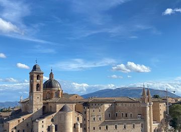 italy/urbino/attraction/statua-delle-firme