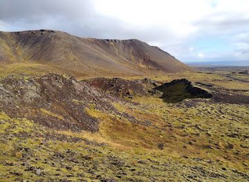 iceland/grindavik/attraction/eldborg-next-to-geitahlio