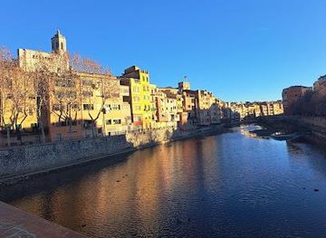 spain/girona/attraction/placa-de-catalunya