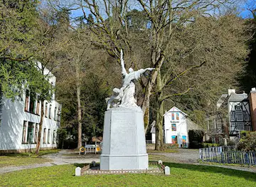 Place lion and the monument 'the triumph of light'