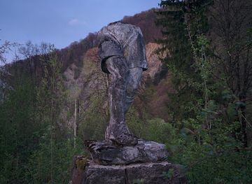 ukraine/yaremche/attraction/monument-to-footballer