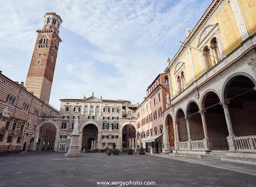 italy/verona/verona-city-centre/attraction/piazza-dei-signori