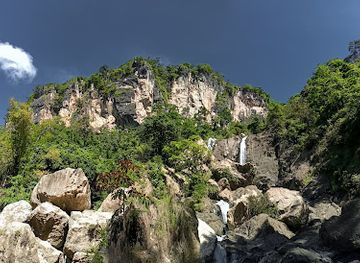 philippines/western-visayas/attraction/lagsakan-falls