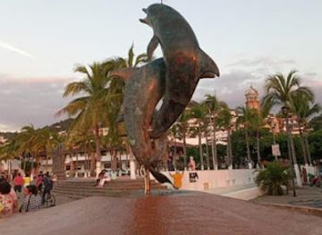 mexico/puerto-vallarta/attraction/la-fuente-de-los-delfines