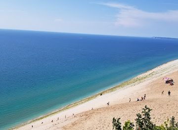michigan/sleeping-bear-dunes-national-lakeshore/attraction/sleeping-bear-dunes