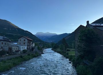 spain/ordesa-y-monte-perdido-national-park/attraction/puente-nuevo-de-broto