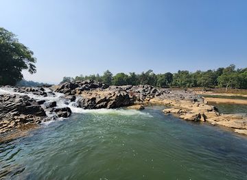 india/madhya-pradesh/attraction/satdhara-jhirpa-natural-rock-art