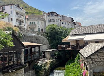 bosnia-and-herzegovina/mostar/attraction/crooked-bridge