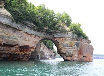 michigan/pictured-rocks-national-lakeshore/attraction/east-channel-lighthouse