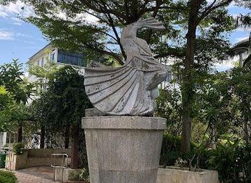 singapore/bukit-timah-nature-reserve/attraction/dancing-girl-sculpture-at-seng-poh-garden