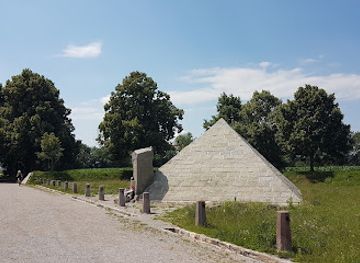 slovakia/bratislava-region/attraction/monument-to-general-milan-rastislav-stefanik