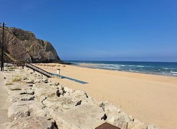 portugal/estremadura/attraction/praia-grande-beach