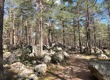 finland/turku-archipelago/attraction/luolavuori-kiviroykkio-ja-muurinpohja