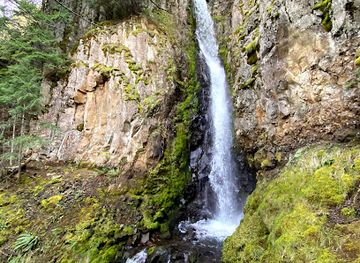 oregon/cascade-mountains/attraction/hole-in-the-wall-falls