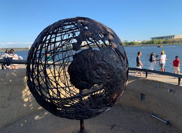 australia/australian-capital-territory/attraction/captain-cook-memorial-globe