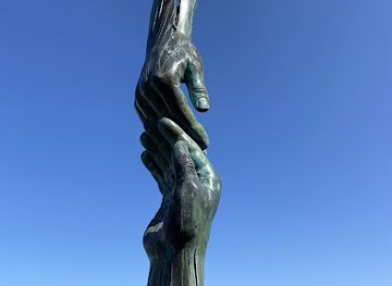 ireland/county-waterford/attraction/hand-from-the-sea