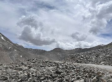 india/ladakh/attraction/khardungla-pass-top-sign-post