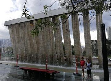 colombia/medellin/attraction/parque-de-los-pies-descalzos