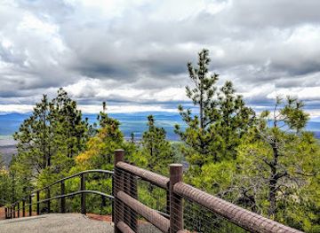 oregon/cascade-lakes-scenic-byway/attraction/lava-lands-visitor-center