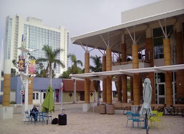 florida/fort-myers/attraction/cornog-plaza-outdoor-space-fort-myers-regional-library