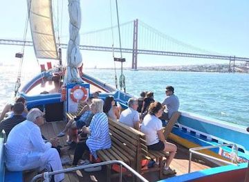 portugal/cascais/attraction/nosso-tejo-lisbon-traditional-boats